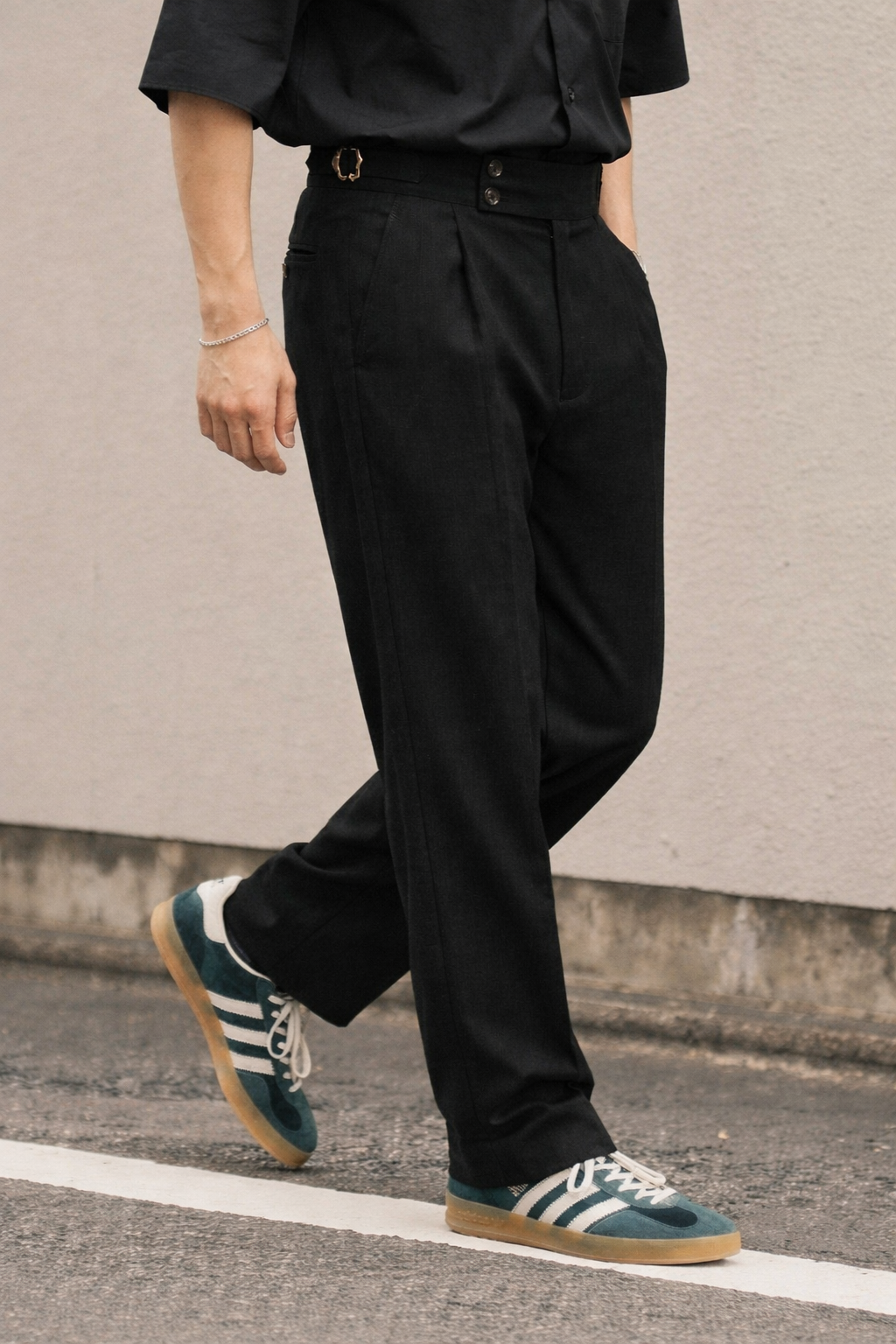 SIDE TAB SINGLE PLEATED TROUSER ( BLACK/OFF-WHITE)