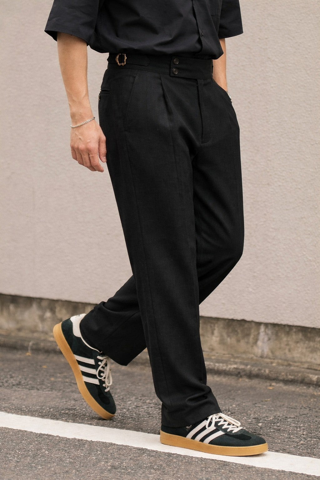 SIDE TAB SINGLE PLEATED TROUSER ( BLACK/OFF-WHITE)